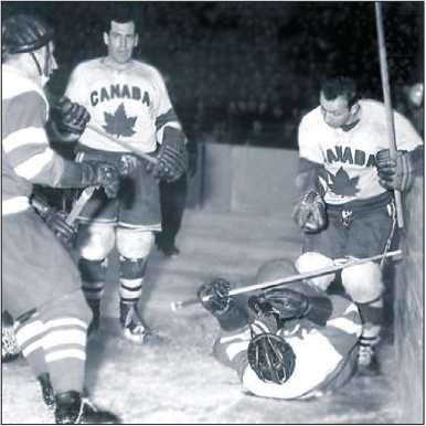 Иллюстрация к книге — Стенка на стенку. Хоккейное противостояние Канада-Россия [i_012.jpg]