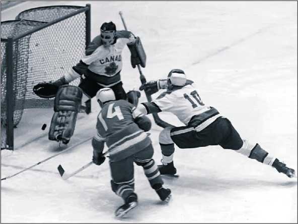 Иллюстрация к книге — Стенка на стенку. Хоккейное противостояние Канада-Россия [i_016.jpg]