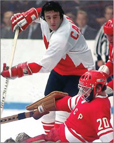 Иллюстрация к книге — Стенка на стенку. Хоккейное противостояние Канада-Россия [i_030.jpg]