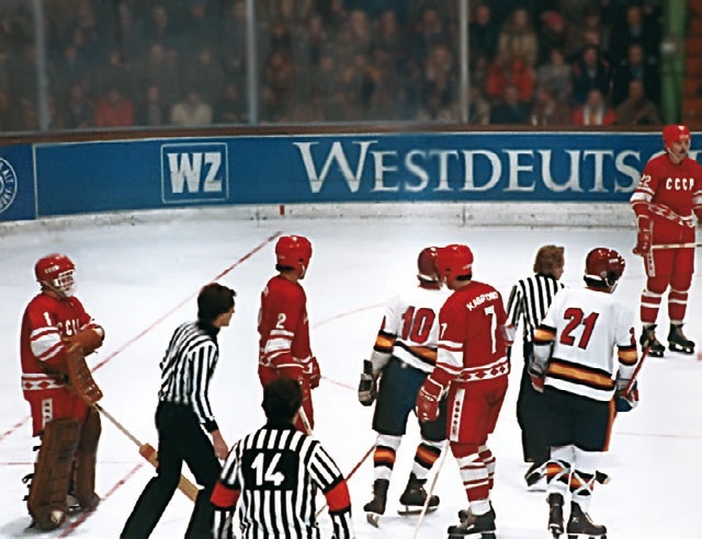 Иллюстрация к книге — Стенка на стенку. Хоккейное противостояние Канада-Россия [i_043.jpg]