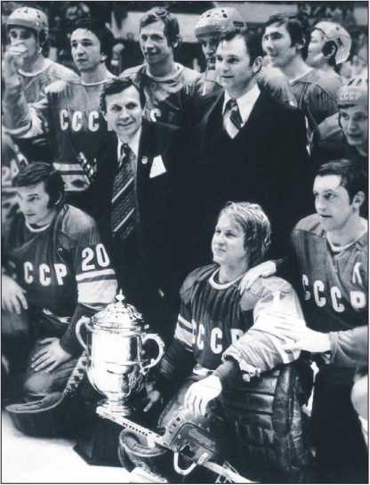 Иллюстрация к книге — Стенка на стенку. Хоккейное противостояние Канада-Россия [i_046.jpg]