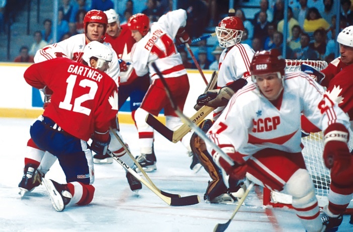 Иллюстрация к книге — Стенка на стенку. Хоккейное противостояние Канада-Россия [i_051.jpg]