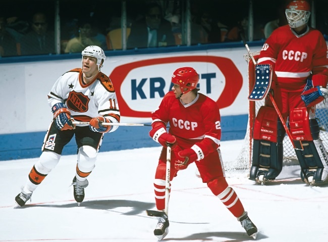 Иллюстрация к книге — Стенка на стенку. Хоккейное противостояние Канада-Россия [i_053.jpg]