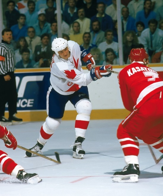 Иллюстрация к книге — Стенка на стенку. Хоккейное противостояние Канада-Россия [i_054.jpg]