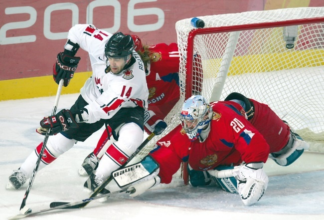 Иллюстрация к книге — Стенка на стенку. Хоккейное противостояние Канада-Россия [i_071.jpg]