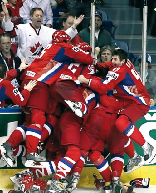 Иллюстрация к книге — Стенка на стенку. Хоккейное противостояние Канада-Россия [i_076.jpg]