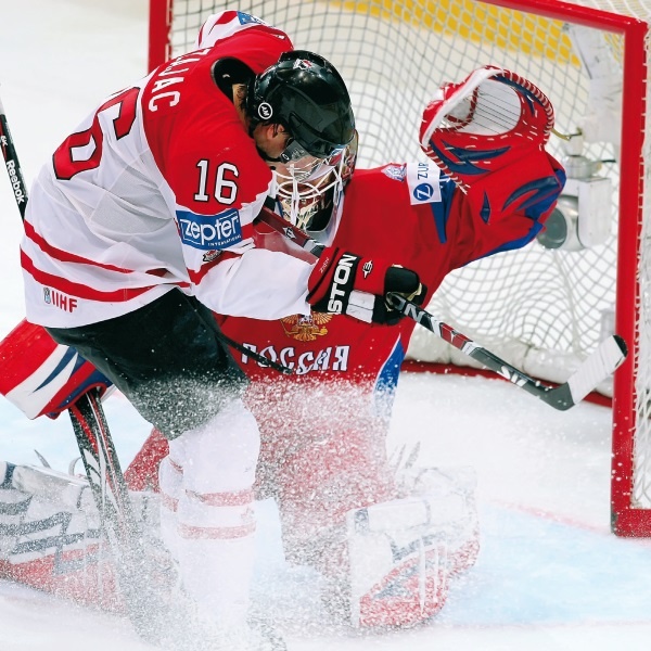 Иллюстрация к книге — Стенка на стенку. Хоккейное противостояние Канада-Россия [i_079.jpg]