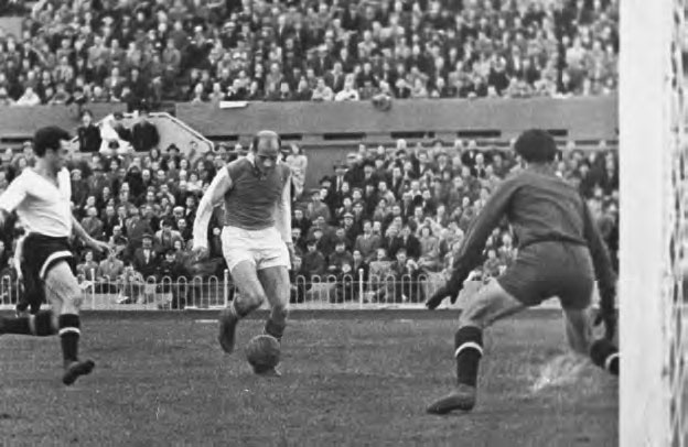 Иллюстрация к книге — Мяч, пробитый им, и теперь летит над землей. Древо памяти Валентина Бубукина [_16.jpg]