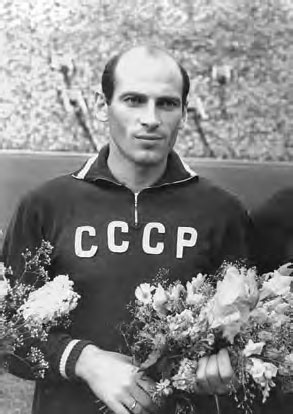 Иллюстрация к книге — Мяч, пробитый им, и теперь летит над землей. Древо памяти Валентина Бубукина [_22.jpg]