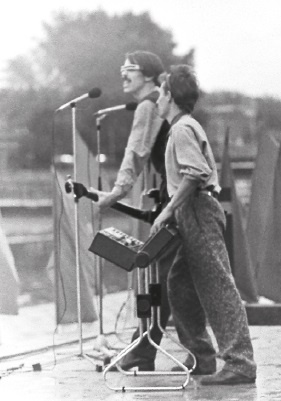 Иллюстрация к книге — Наутилус Помпилиус. Мы вошли в эту воду однажды [i_024.jpg]