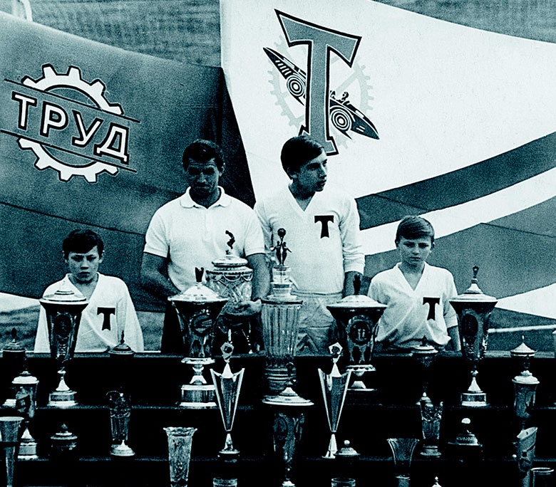 Иллюстрация к книге — Люди в черном. Непридуманные истории о судействе начистоту [i_001.jpg]