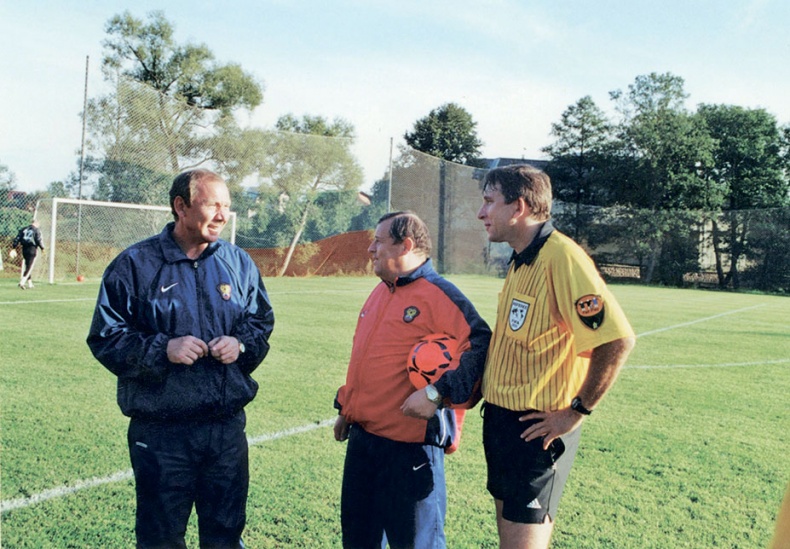 Иллюстрация к книге — Люди в черном. Непридуманные истории о судействе начистоту [i_044.jpg]