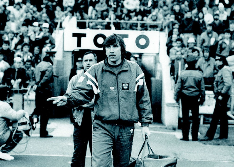 Иллюстрация к книге — Люди в черном. Непридуманные истории о судействе начистоту [i_045.jpg]