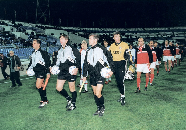 Иллюстрация к книге — Люди в черном. Непридуманные истории о судействе начистоту [i_062.jpg]