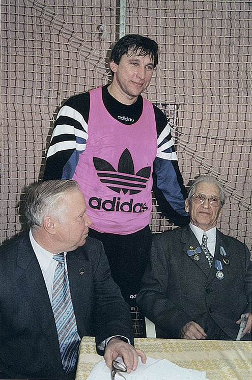 Иллюстрация к книге — Люди в черном. Непридуманные истории о судействе начистоту [i_079.jpg]