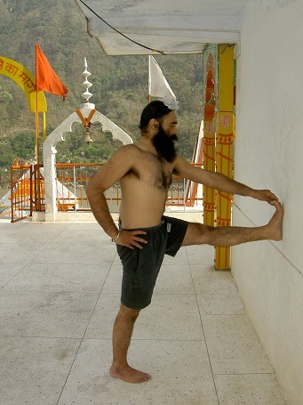 Иллюстрация к книге — Практика хатха-йоги. Ученик перед стеной [i_007.jpg]