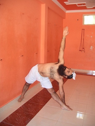 Иллюстрация к книге — Практика хатха-йоги. Ученик перед стеной [i_017.jpg]