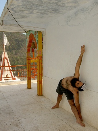 Иллюстрация к книге — Практика хатха-йоги. Ученик перед стеной [i_019.jpg]