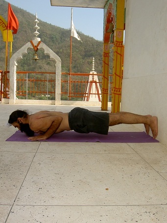 Иллюстрация к книге — Практика хатха-йоги. Ученик перед стеной [i_025.jpg]