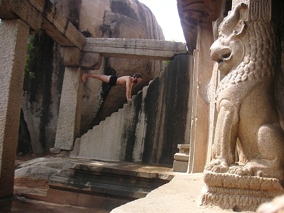 Иллюстрация к книге — Практика хатха-йоги. Ученик перед стеной [i_026.jpg]