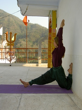 Иллюстрация к книге — Практика хатха-йоги. Ученик перед стеной [i_045.jpg]