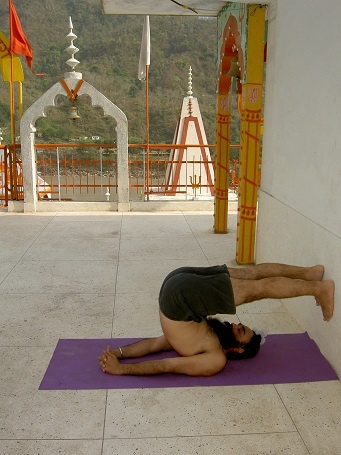 Иллюстрация к книге — Практика хатха-йоги. Ученик перед стеной [i_048.jpg]