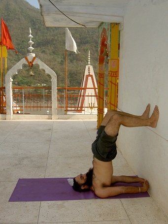 Иллюстрация к книге — Практика хатха-йоги. Ученик перед стеной [i_049.jpg]