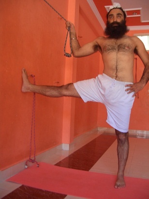 Иллюстрация к книге — Практика хатха-йоги. Ученик перед стеной [i_061.jpg]