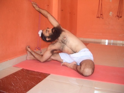 Иллюстрация к книге — Практика хатха-йоги. Ученик перед стеной [i_063.jpg]