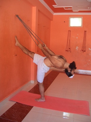 Иллюстрация к книге — Практика хатха-йоги. Ученик перед стеной [i_066.jpg]