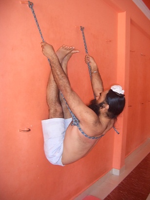 Иллюстрация к книге — Практика хатха-йоги. Ученик перед стеной [i_068.jpg]