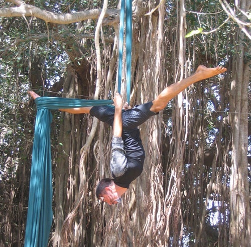 Иллюстрация к книге — Практика хатха-йоги. Ученик перед стеной [i_071.jpg]