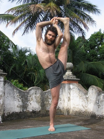 Иллюстрация к книге — Практика хатха-йоги. Ученик перед стеной [i_072.jpg]