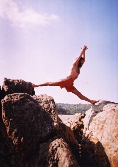 Иллюстрация к книге — Практика хатха-йоги. Ученик перед стеной [i_075.jpg]