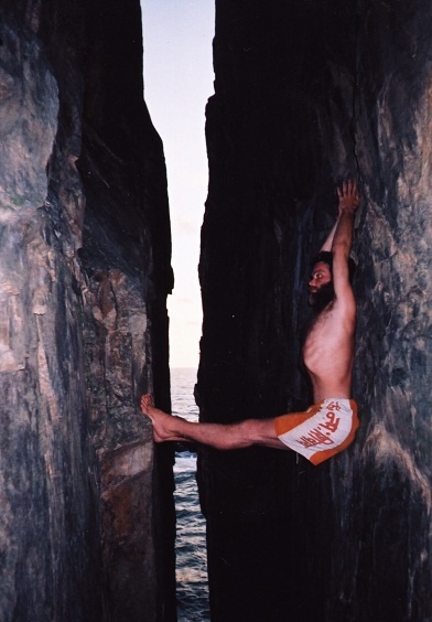 Иллюстрация к книге — Практика хатха-йоги. Ученик перед стеной [i_080.jpg]