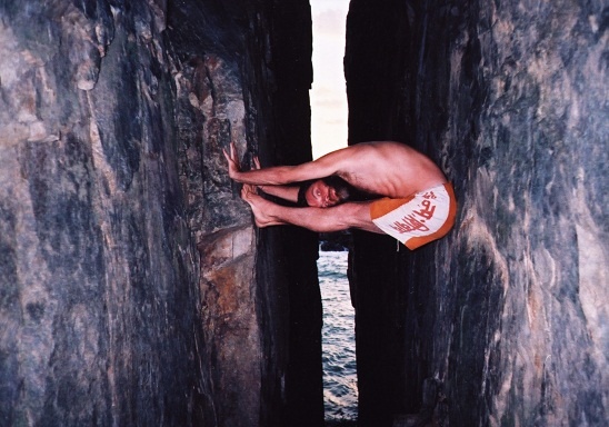 Иллюстрация к книге — Практика хатха-йоги. Ученик перед стеной [i_081.jpg]