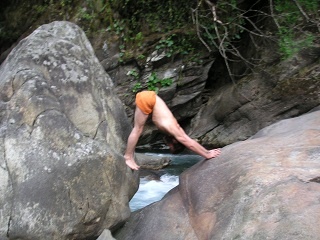 Иллюстрация к книге — Практика хатха-йоги. Ученик перед стеной [i_087.jpg]