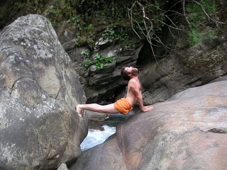 Иллюстрация к книге — Практика хатха-йоги. Ученик перед стеной [i_088.jpg]