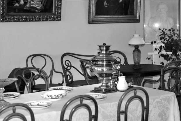 Иллюстрация к книге — Русская и советская кухня в лицах. Непридуманная история [i_094.jpg]