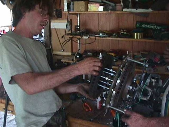 Иллюстрация к книге — Жизнь без проводов. Как изготовить ветроэлектростанцию для электроснабжения дома [i_035.jpg]