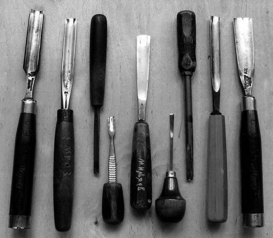 Иллюстрация к книге — Уроки искусного резчика. Вырезаем из дерева фигурки людей и животных, посуду, статуэтки [i_024.jpg]