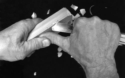 Иллюстрация к книге — Уроки искусного резчика. Вырезаем из дерева фигурки людей и животных, посуду, статуэтки [i_025.jpg]