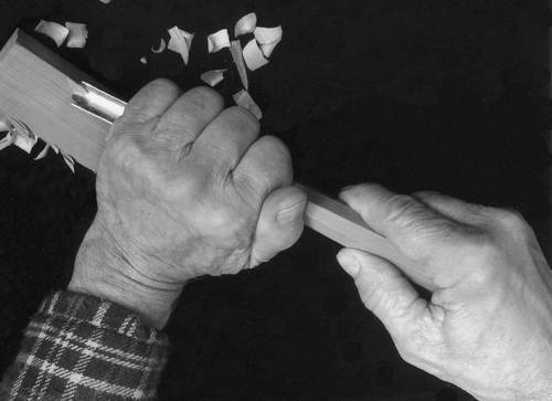 Иллюстрация к книге — Уроки искусного резчика. Вырезаем из дерева фигурки людей и животных, посуду, статуэтки [i_027.jpg]