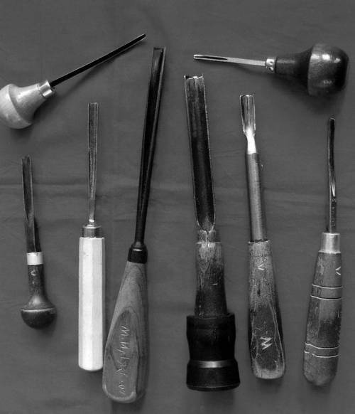 Иллюстрация к книге — Уроки искусного резчика. Вырезаем из дерева фигурки людей и животных, посуду, статуэтки [i_029.jpg]