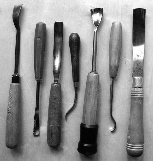 Иллюстрация к книге — Уроки искусного резчика. Вырезаем из дерева фигурки людей и животных, посуду, статуэтки [i_030.jpg]