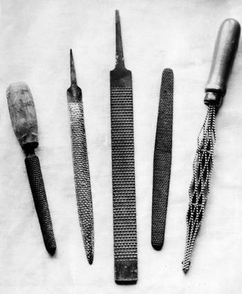 Иллюстрация к книге — Уроки искусного резчика. Вырезаем из дерева фигурки людей и животных, посуду, статуэтки [i_039.jpg]