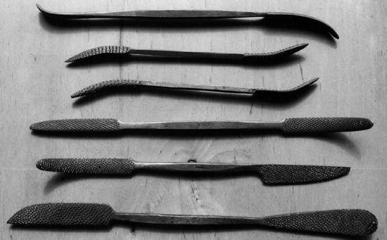 Иллюстрация к книге — Уроки искусного резчика. Вырезаем из дерева фигурки людей и животных, посуду, статуэтки [i_041.jpg]