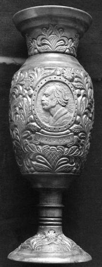 Иллюстрация к книге — Уроки искусного резчика. Вырезаем из дерева фигурки людей и животных, посуду, статуэтки [i_081.jpg]