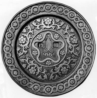 Иллюстрация к книге — Уроки искусного резчика. Вырезаем из дерева фигурки людей и животных, посуду, статуэтки [i_087.jpg]