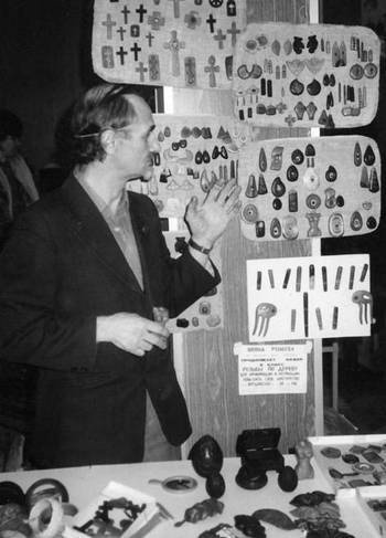 Иллюстрация к книге — Уроки искусного резчика. Вырезаем из дерева фигурки людей и животных, посуду, статуэтки [i_115.jpg]